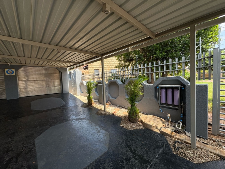 5 Bedroom Property for Sale in Zinniaville North West
